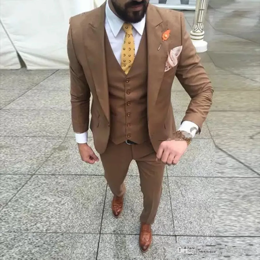 Nuevo esmoquin marrón para novio Peakl solapa padrino de boda para hombre vestido de boda excelente chaqueta para hombre Blazer traje de 3 piezas chaqueta pantalones chaleco