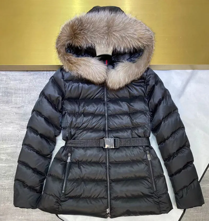 Womens Winter Down Coat Puffer Jacket Short Natural Big Fox Päls krage tjock ytterkläder Metal Belt Classic Fashion Solid Casual Parka Black Size S-XL kläder