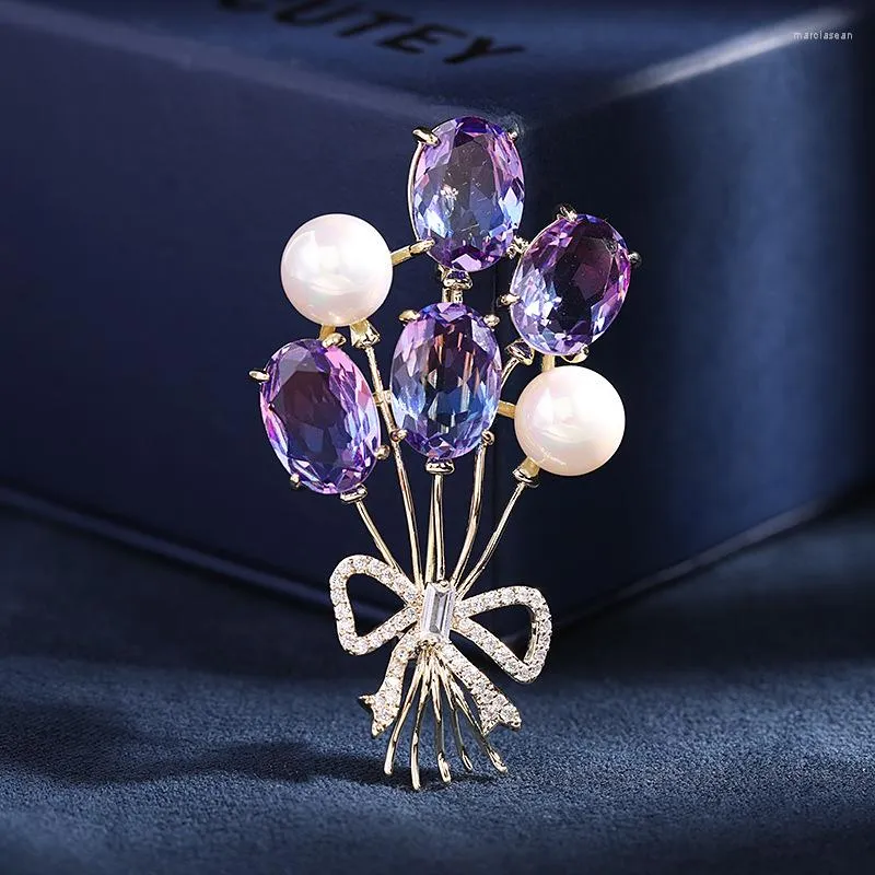 Brosches Luxurious Zircon Ball Brosch Female Anti-Glare Buckle Knot-Bow Pearl Crystal Bouquet Brooces for Women Valentine's Day Gift