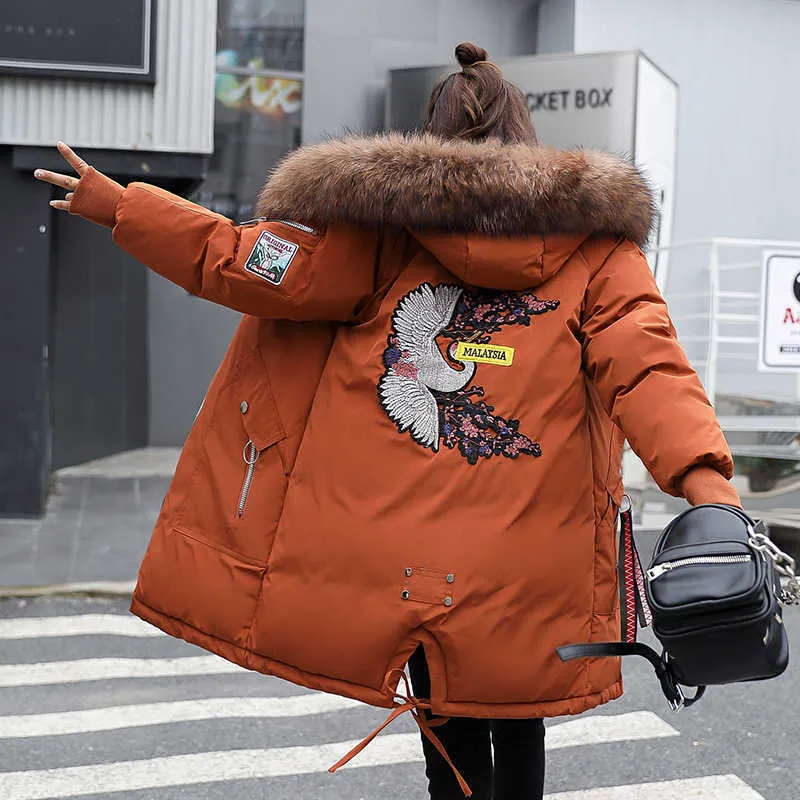 Damen-Daunenparkas 2022 Winter, koreanischer, lockerer, großer Baumwoll-gefütterter Stickerei-Parka, mittellanger, großer Pelzkragen, modischer Pelzmantel mit Kapuze, T221011