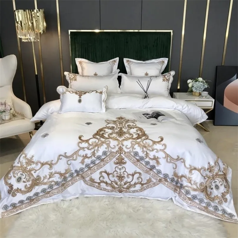 Set di biancheria da letto Set di biancheria da letto in raso di cotone bianco 60S con ricamo in oro reale europeo di lusso Trapunta Copripiumino Lenzuolo con angoli Federe 221010