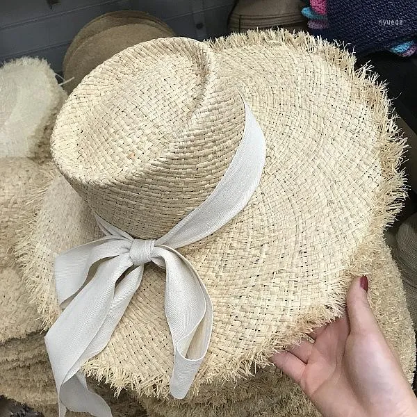 Шляпа шляпы широких краев Axi-4-Raffia Summer Natural Paper Flat Bowknot Wind Leisure Beach Lady Cap Женщины Солнце Шляпа