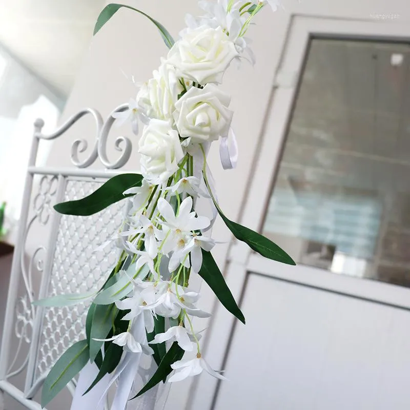 Dekorative Blumen, weiße PE-Rose, künstliche Hochzeit, Outdoor-Arrangement, Stuhllehne, Blumendekoration, gefälschte Dekoration