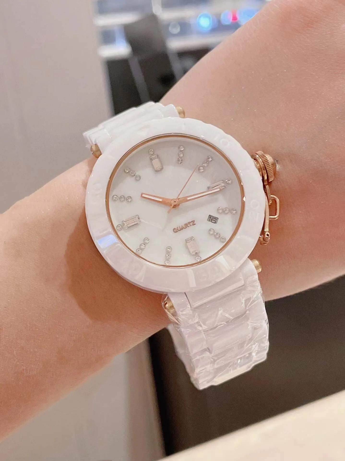 نساء فاخر باشا كوارتز wristwatch الفولاذ المقاوم للصدأ هندسيات الزركون الساعات الإناث أبيض حزام الحزام