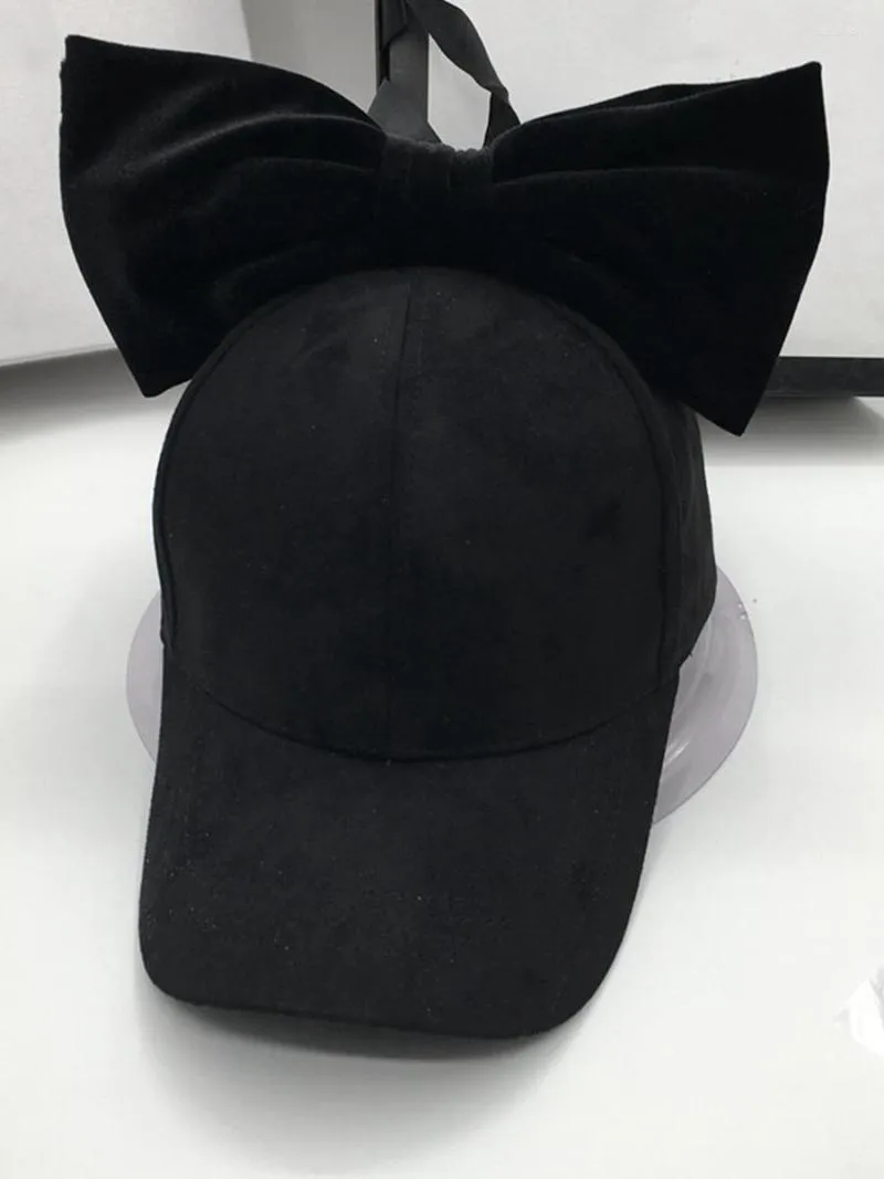 Шариковые шапки прибывают модная прекрасная черная бейсболка с большой бабочкой из искусственной замши для женщин