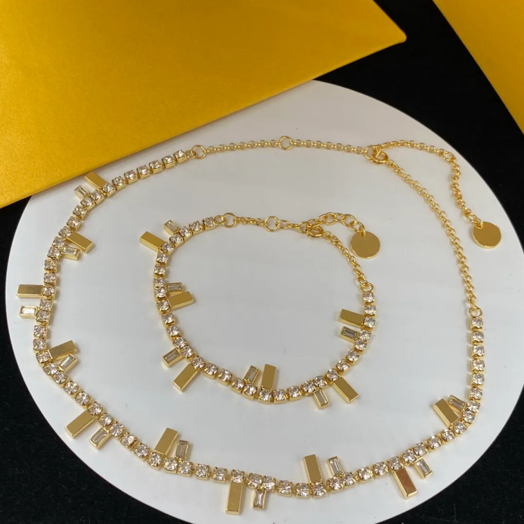 Micro Inlays Crystal Embellation Halsband Armband Kvinnor Graverade F Initialer Brevinst￤llningar 18K Gulddesigner Jewelry Birthday Festive Christmas Gifts FS5 --01