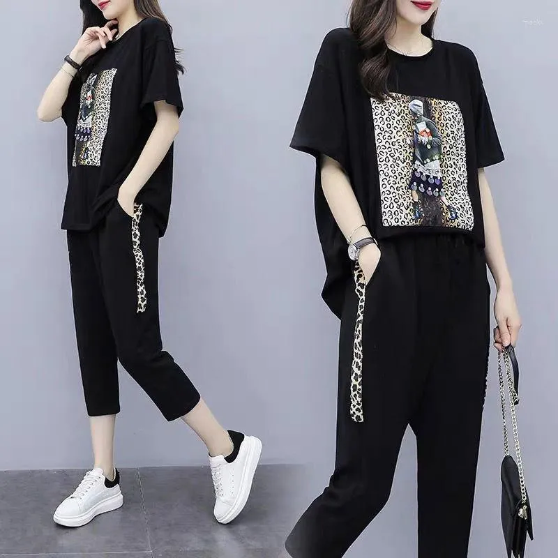 Kvinnors träningsdräkter Summer Women's Black Oversize Casual Pantsuit Set Short Sleeve Tops Fashion Sportwear Calf-Length Pants Storlek 5xl