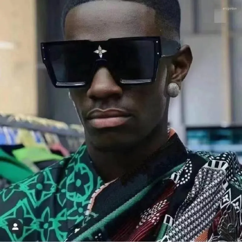 Hombres con lentes grandes sale