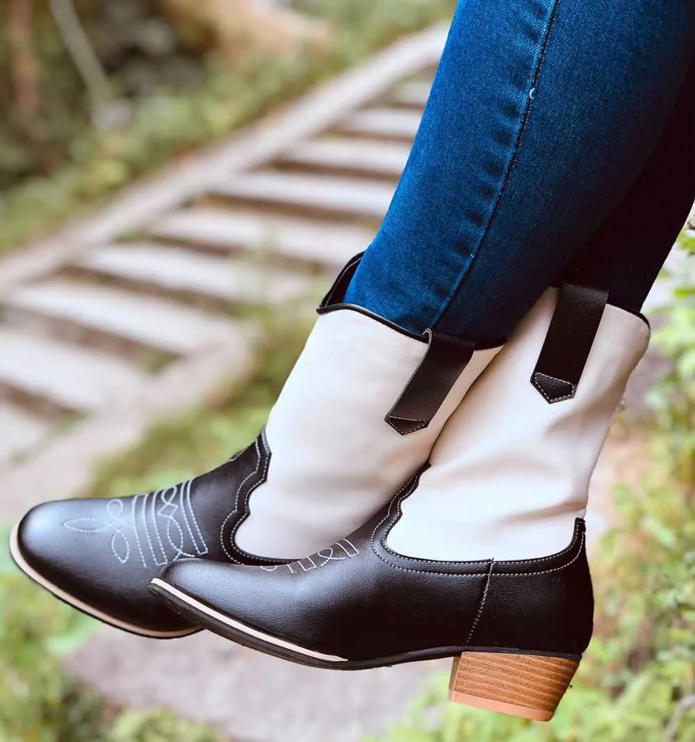 Boots Dress Shoes Large Womens Medium Heel Thick Round Head Black and White Contrast Embroidered Horse Sleeve Martin 221013