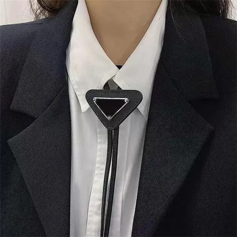 4 färger Herrkvinnor Designer Ties Fashion Leather Neck Tie Bow för män Dam med mönsterbokstäver Nackkläder Päls Solid Color Slips