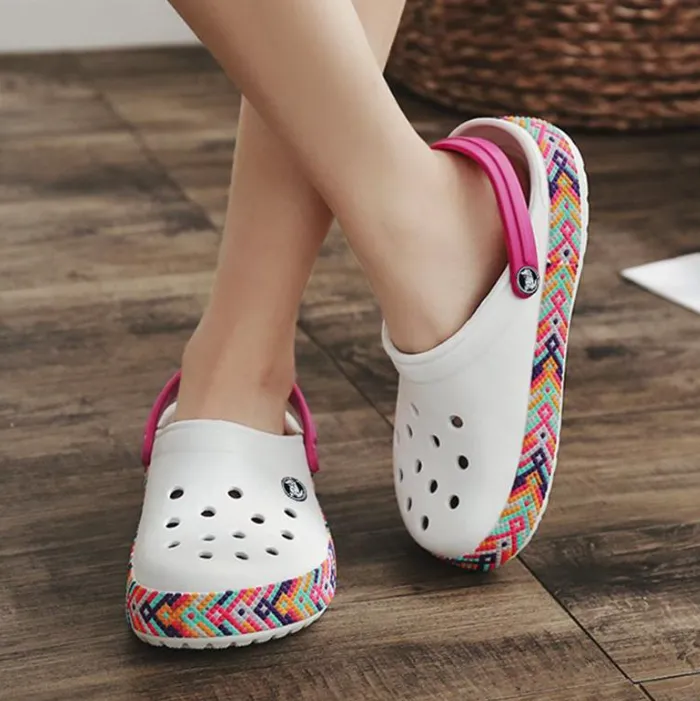 أحذية الصيف نساء Croc Clogs عارضة قوس قزح الحديقة غير المنقولة تنزلق على شرائح أزياء الفتاة في الهواء الطلق