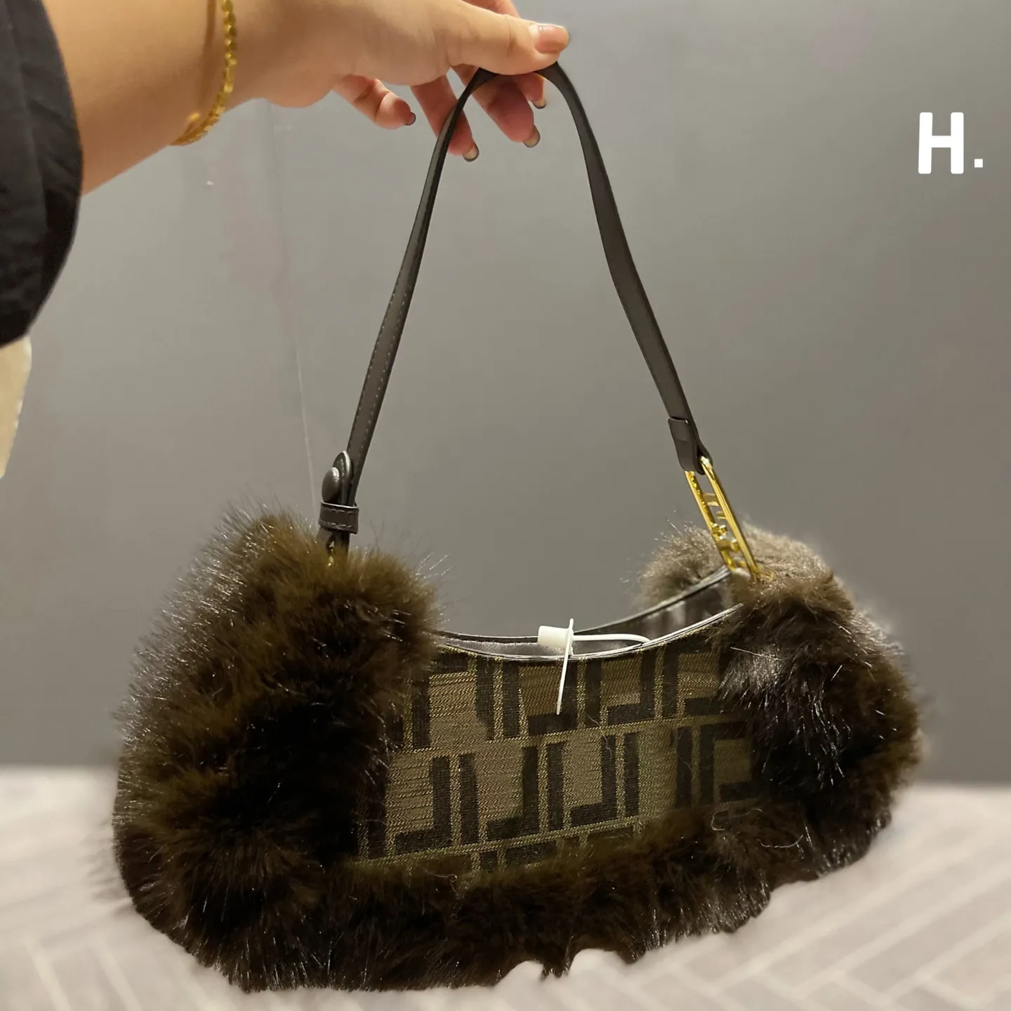 Lüks büyük pembe hobos alt kola omuz çantaları boyut 37x15cm kahverengi beyaz kadın tasarımcılar yeni kış sıcak haki bulanık yarım ay çanta moda cüzdan crossbody çanta