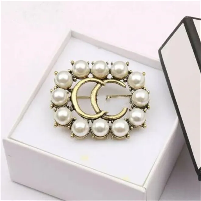 Fashion Diamond Letter Broches Brocos de temperamento Trending Pins Acess￳rios de terno Feminino de alta qualidade entrega r￡pida
