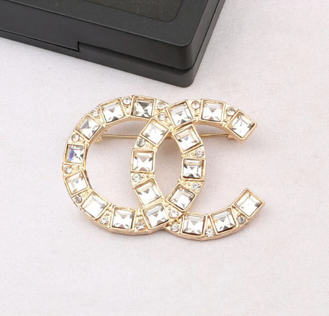 23SS 2 color luksusowe projektanci marki litery broszki 18k złota platana broszka kryształowy pin mały słodki biżuteria wiatrowa akcesoria weselne