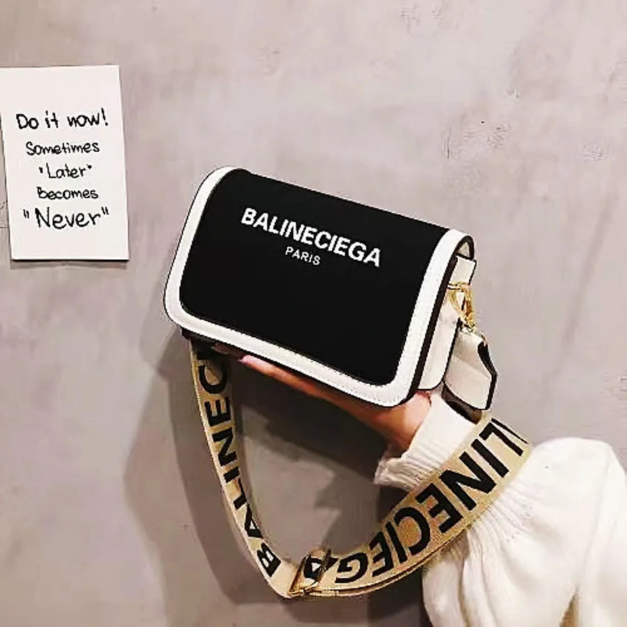 デザイナーバッグ夏の女性の財布とハンドバッグ 2022 新ファッションカジュアル小さな正方形のバッグユニークなデザイナーショルダーメッセンジャーバッグ 3310005B