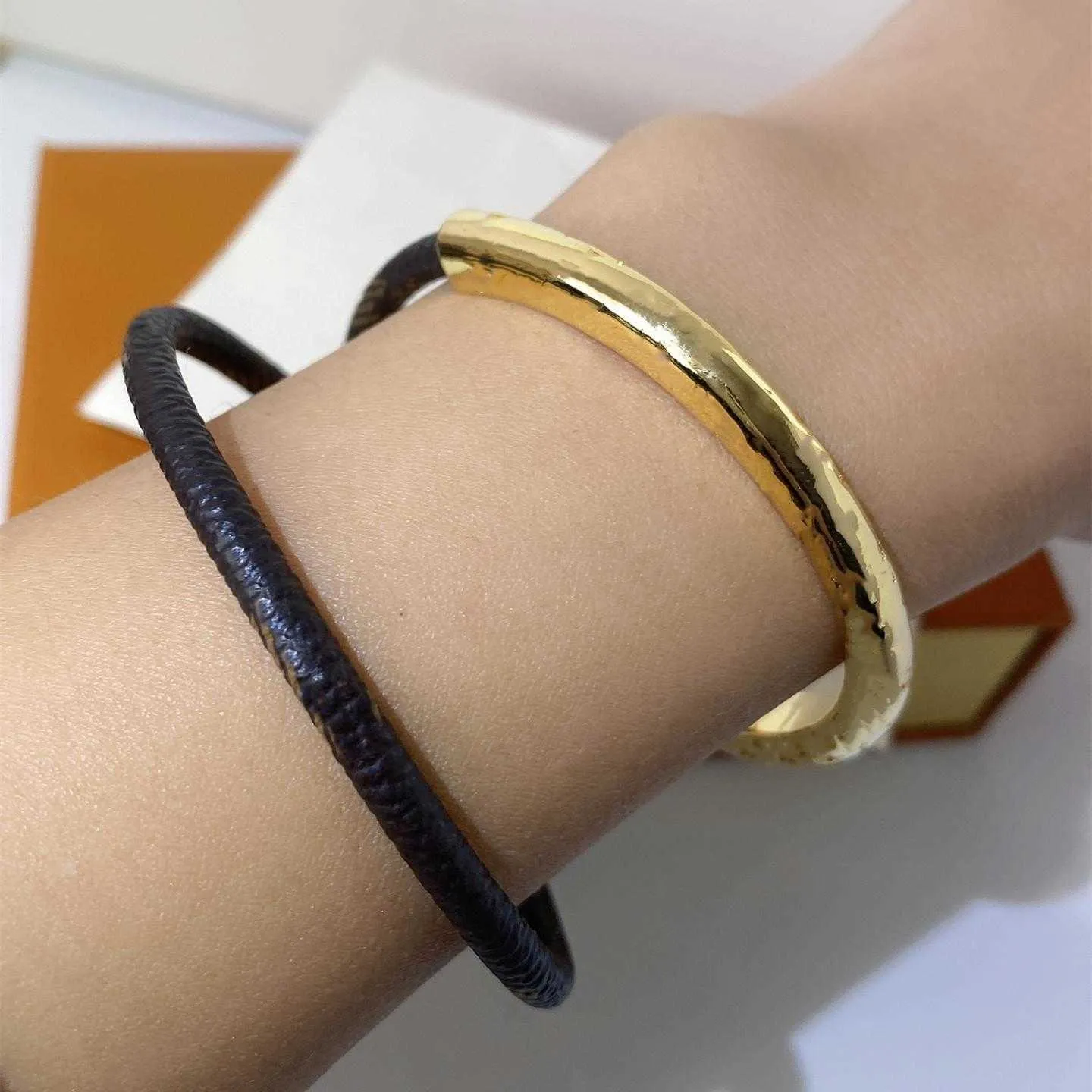 Cuff High Quality Dark Buckle Bracelet for Woman Fashion Leather Flower Bracelet Retro Trend Bracelet Jewelry Supply