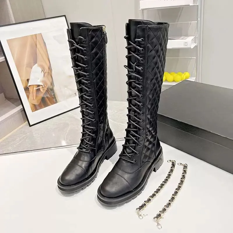 2022 Femmes Chunky Talon Chevalier Bottes De Genou En Cuir De Vachette Avec Fermeture À Glissière Chaîne En Métal Designer Bottine Classique Noir Blanc Bouts Ronds Bottes De Pluie 9A Qualité Mode Qoot