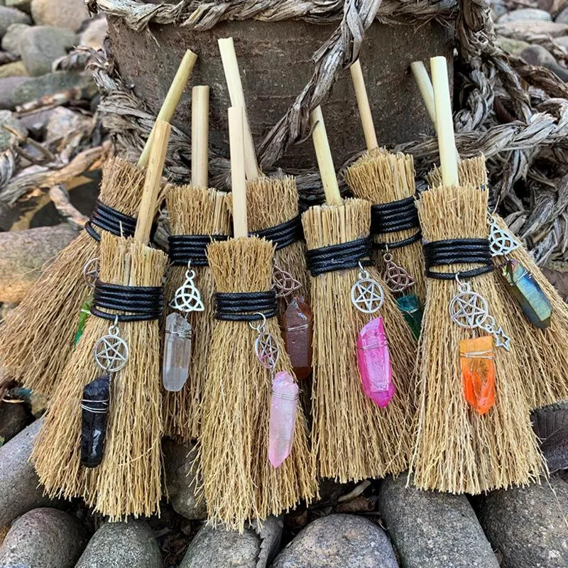 قلادات قلادة 6pcs/Lot Car Wicca Wicca Witch Mini Broom Natural Crystal Stone Pendants عناصر الجملة للأعمال التجارية الصغيرة