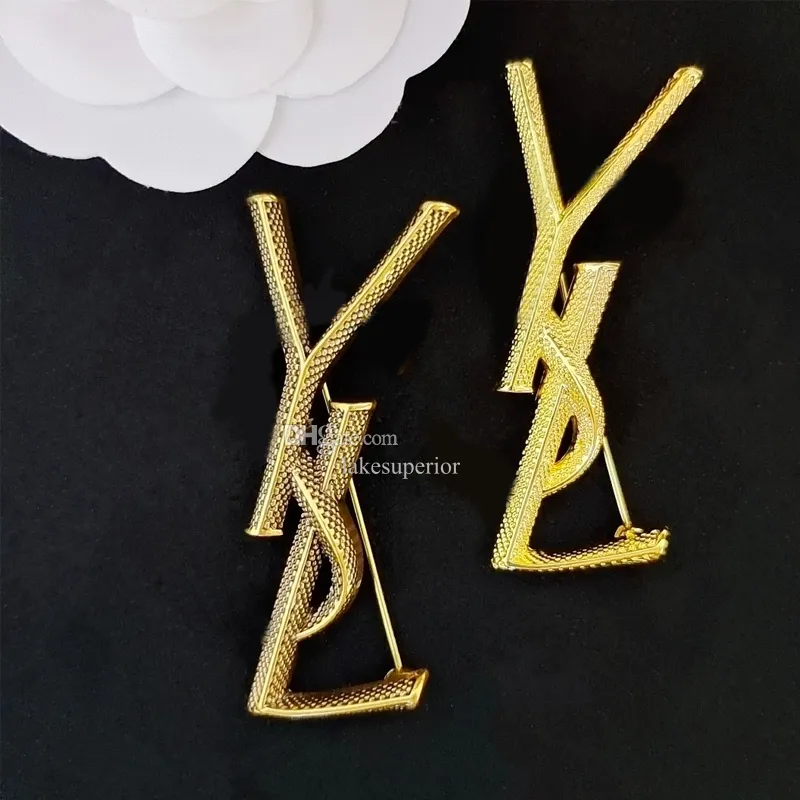 Special Design Letter Brosch med st￤mpel Kvinnor M￤n bokst￤ver Broscher Suit Lapel Pin Fashion Jewelry