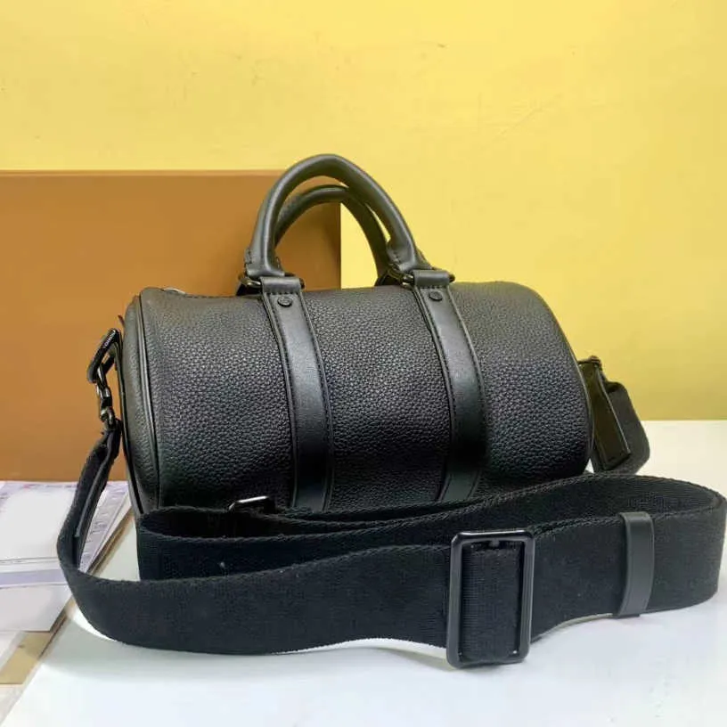 Büyük kapasiteli el çantası lüks erkek tasarımcı duffle çantaları kadınlar gerçek deri seyahat çantası moda crossbody black bagaj üzerinde taşıma tote