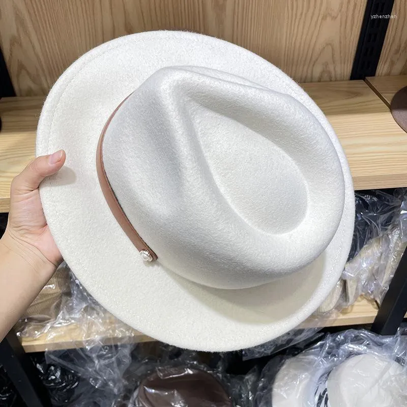 Berets w stylu czarno-białym prostym rondem prostym top Panama Solid Finel Fedora Hat Wool Pu Belt Jazz Bonnet