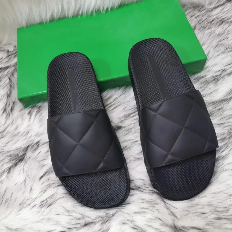 Partofflor Män Kvinnor Lyxiga Beach Pool Skor Klassiskt märke Sexiga Rutade Sandaler Ny designer platt klack Högkvalitativa Badrumsskor Sommar utomhus Flip Flops