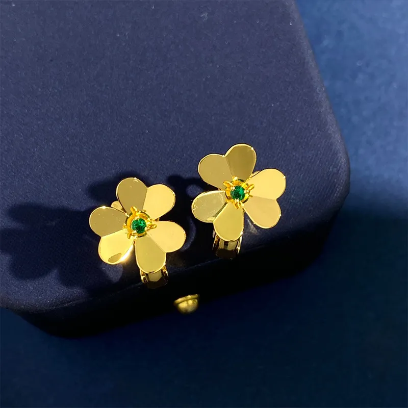 Nuovo orecchino a bottone in oro verde con fiore di trifoglio rosso CZ 3 per gioielli da donna, design semplice, personalità, mini