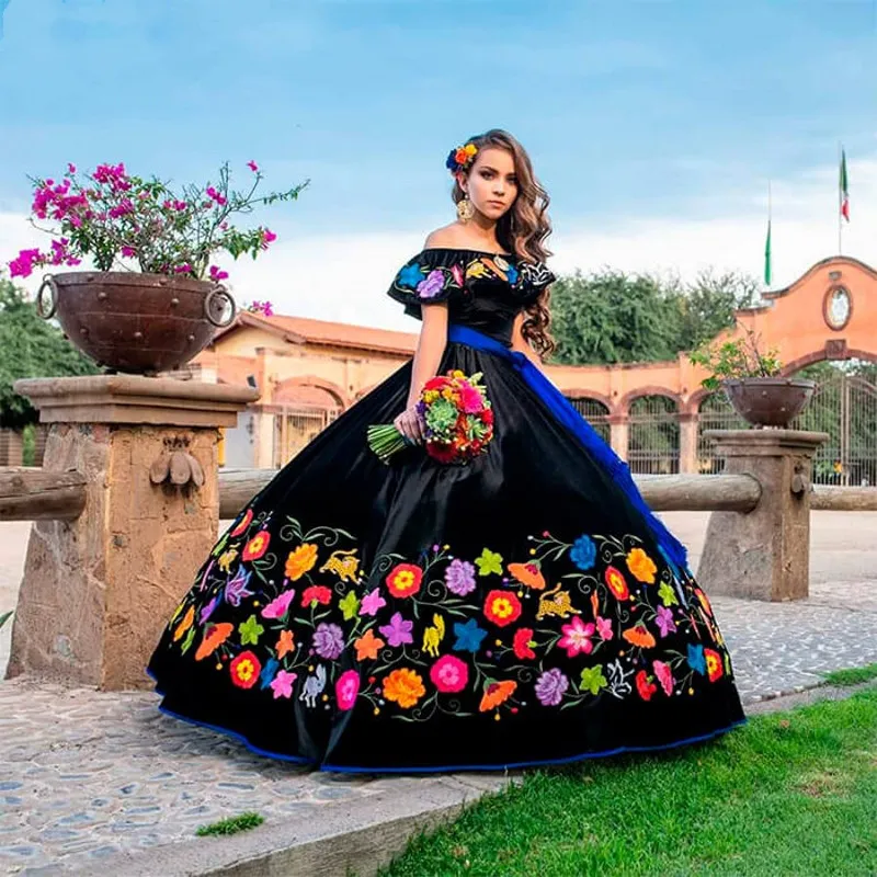 Affascinanti abiti Quinceanera neri con ricami floreali Charro Vestido De 15 Anos 2023 Corsetto con lacci con spalle scoperte Sweet 16 Abiti da ballo