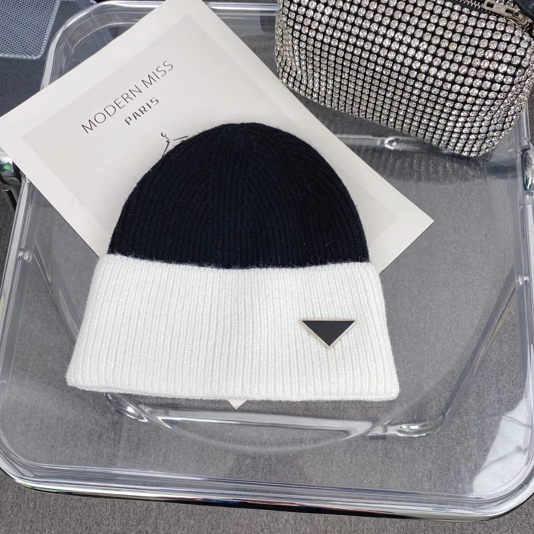 Designer Triangle Label Knit Hat Women's New Winter Decoration Svart och vit blandad färg Varm ull Kap Cykling Ear Mask Cold Hats