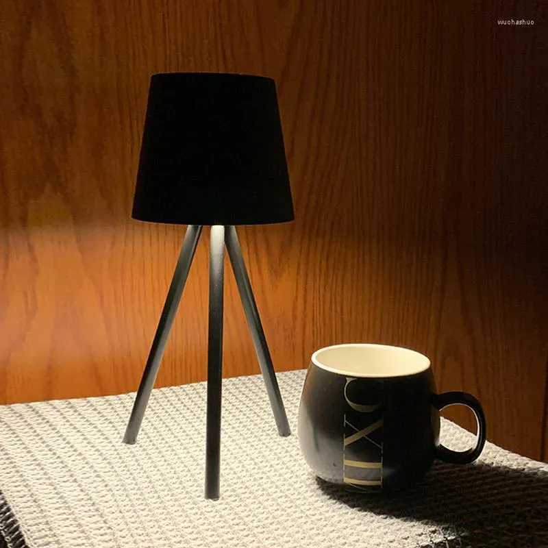 테이블 램프 현대 무선 휴대용 무선 디자인 삼각대 데스크 램프 실내 조명 디밍 전술 스위치 야간 조명 기본