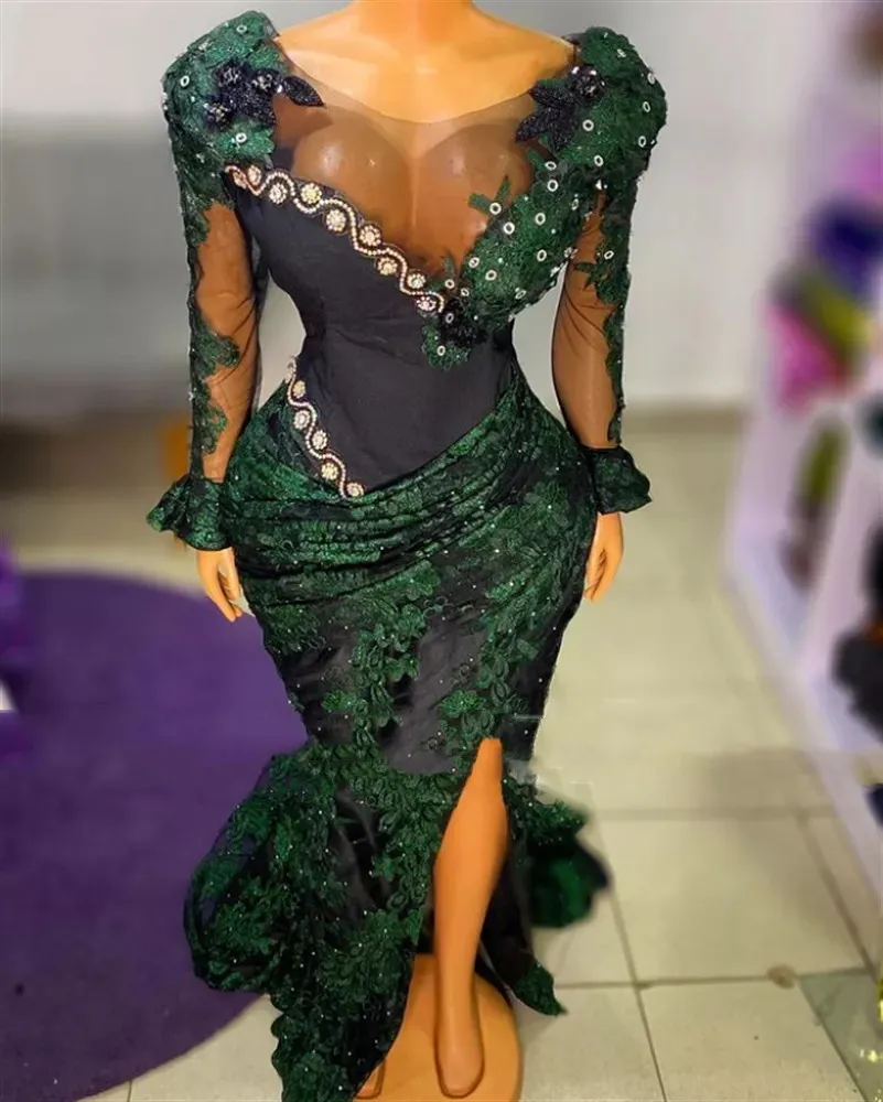 Smaragdgrüne Meerjungfrau-Abendkleider, Illusion, lange Ärmel, Spitze, Blumen, Kristallperlen, schiere Halsausschnitt, afrikanische Aso Ebi, sexy Schlitz-Abschlussballkleider