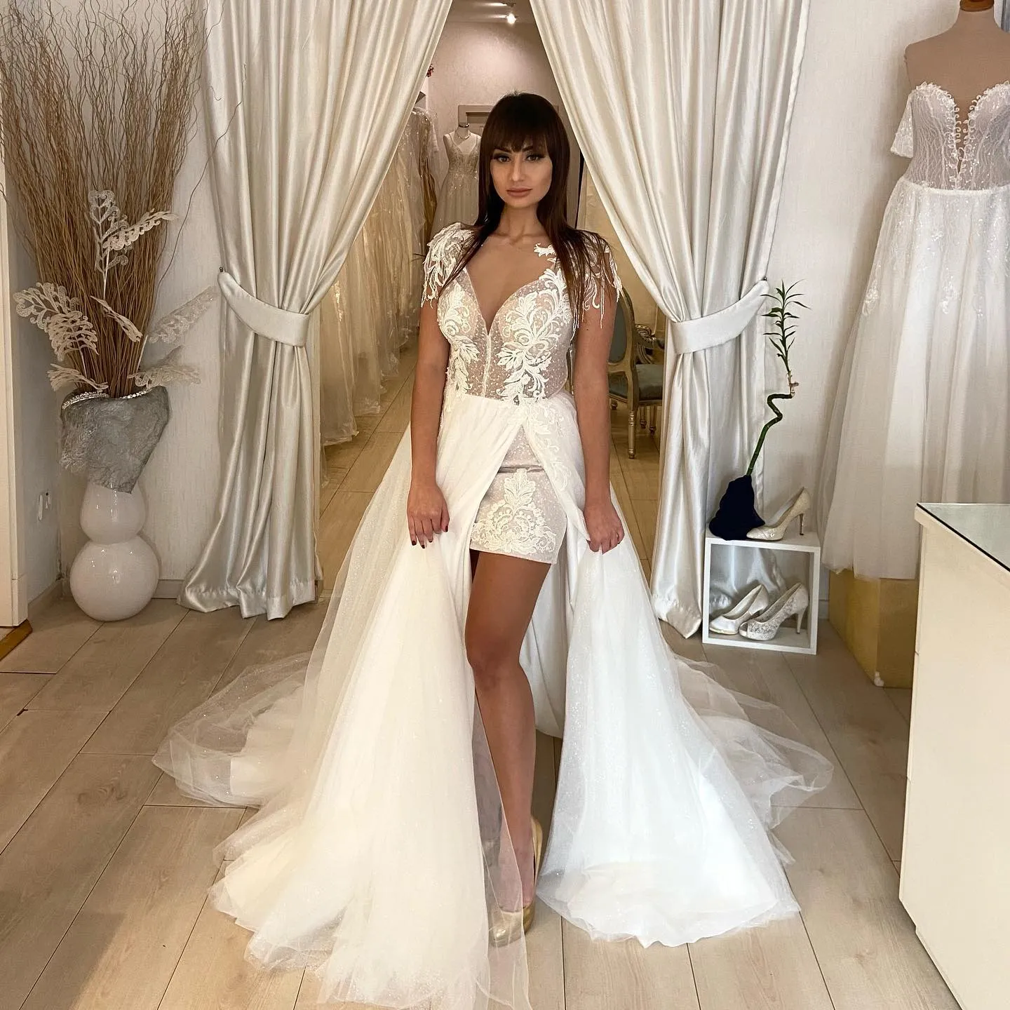 Rückenfreie Strandhochzeitskleider Spitze Brautkleider mit abnehmbarer Schleppe tiefem V-Ausschnitt applizierte Hülle mit Pailletten Boho Vestido De Novia