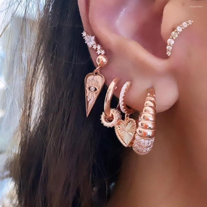 Hoopörhängen 2022 Fashion European Women Jewelry Rose Gold Colors Micro Pave Clear CZ Twist Band Gorgeous Classic Zirconia Dome Earring