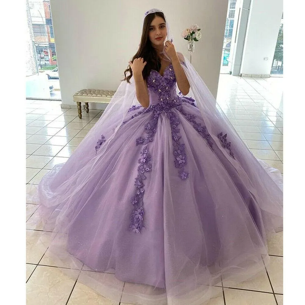 2023 섹시한 라일락 Quinceanera 드레스 레이스 아플리케 크리스탈 구슬 손으로 만든 꽃 연인 볼 가운 얇은 명주 털실 로스 드레스 게스트 코르셋 케이프와 함께 케이프와 함께