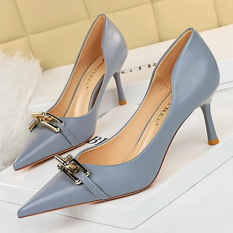 2023 OG Vestido Sapatos Estilo da moda Mulheres Elegantes Bombas Botão de Metal Salto Gatinho Stiletto Banquete Pontudo Alto Tamanho Grande