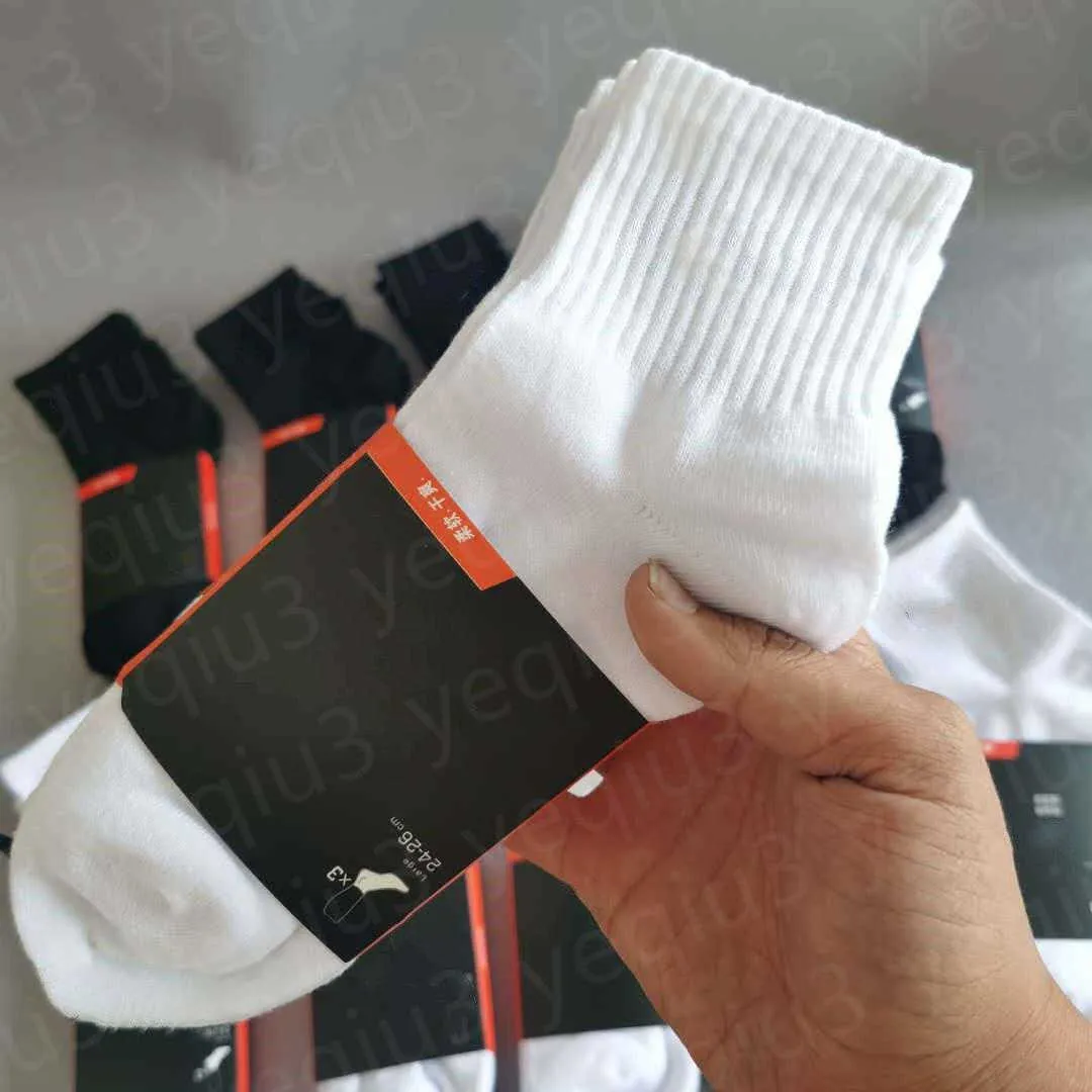 Chaussettes pour hommes de haute qualité Femmes Coton All-match classique Cheville Lettre Respirant hommes noir et blanc Football basket Sports Chaussette En Gros