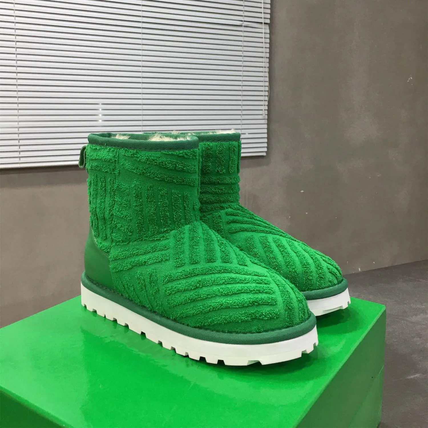 2022 neue Luxus-Design-Frau, modische Damen-Schneestiefel, kurze Plüsch-warme Stiefeletten, weibliche Schaffell-Schuhe, hochwertige, rutschfeste Winter-Botega-schöne Damen-Kleiderschuhe