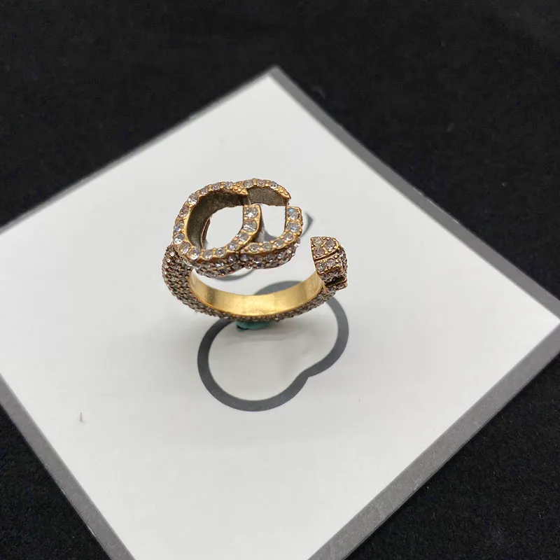 2022 Nieuwe retro dames ring met zijstenen straat modeontwerper sieraden damesringen voor feest luxurys openen accessoires d2210204F