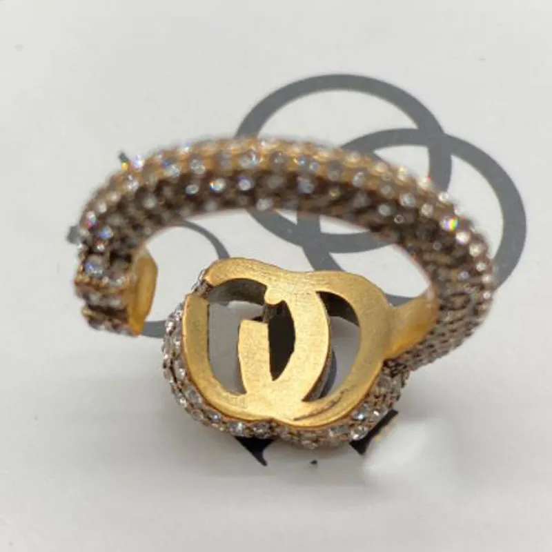 Ретро женские кольцо с боковыми камнями уличного модельер -дизайнерские ювелирные украшения женские кольца для вечеринок роскоши открывают аксессуары D2210204F