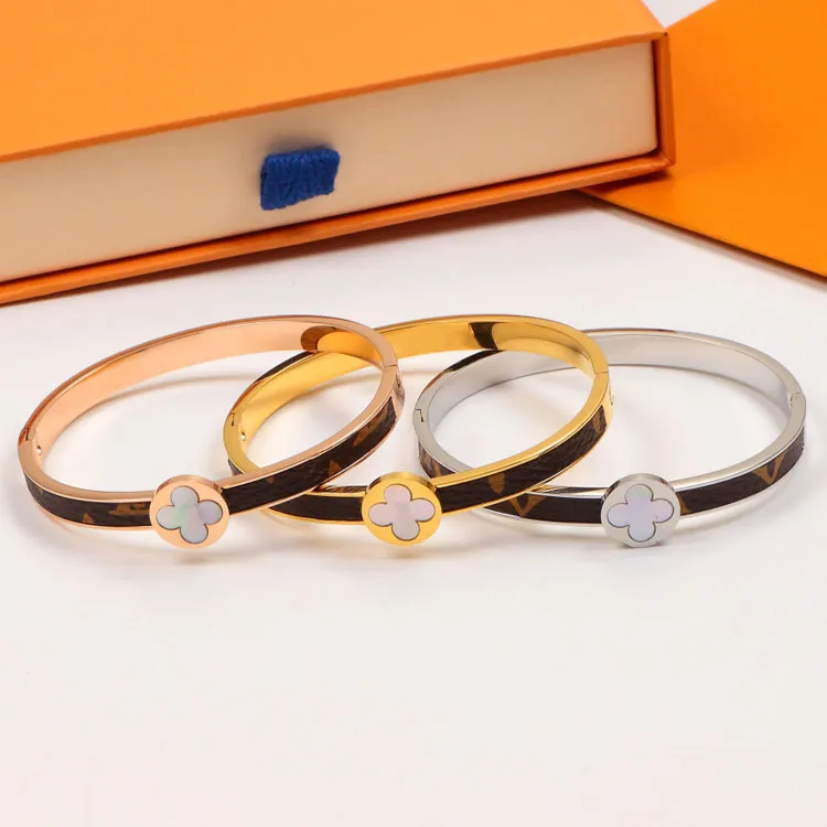 Dise￱ador de moda brazaletes pulsador de mujeres delicadas joyas de brazalete de lujo invisible nuevo brazalete de titanio de cuero de oro de alta calidad
