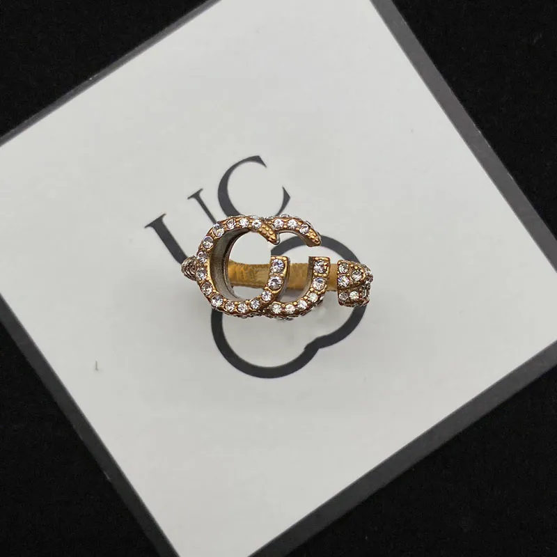 Retro Women Ring with Side Stones Street Fashion Designer sieraden Damesringen voor feest luxurys openen accessoires D2210204F