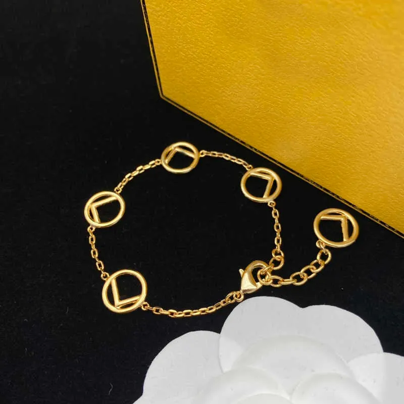 Stilista di moda Bracciale in oro per le donne Gioielli di lusso Catena con ciondoli Link da donna Braccialetti con lettere d'amore Braccialetto da regalo per matrimoni