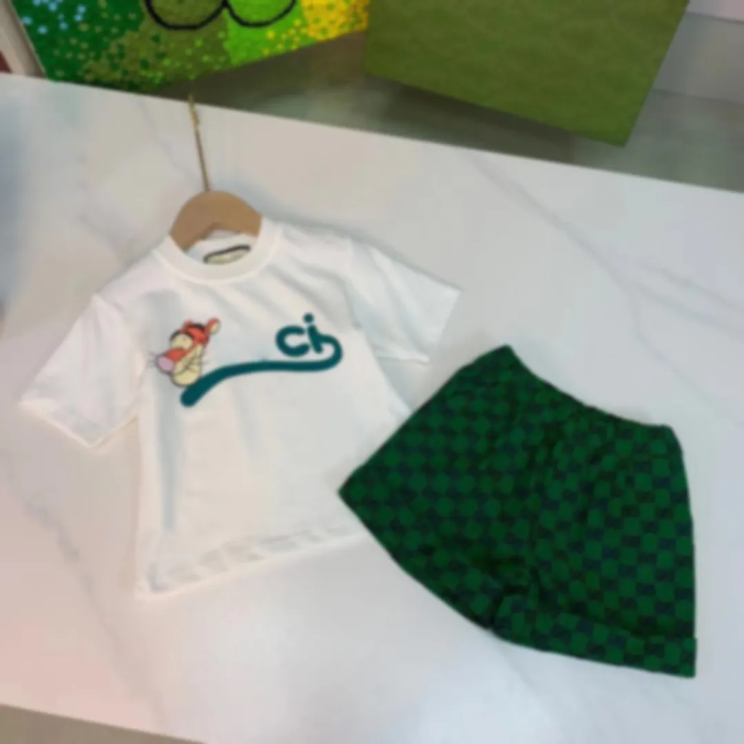 Lyxdesigner barn Klädset Nya gröna shorts med bokstäver T-shirt set mode Brittiskt modemärke sommar barnskatter och flickor bomull i två delar