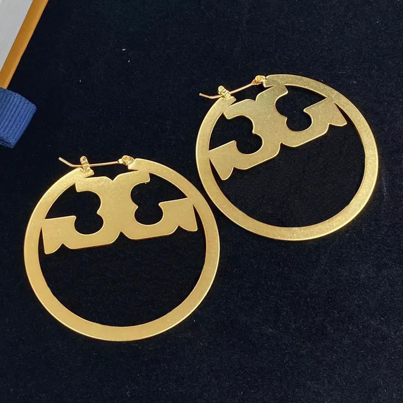 2022 nuove donne orecchini a cerchio designer di gioielli da donna orecchino Street Fashion oro rotondo orecchini a bottone accessori per le signore D2210203F