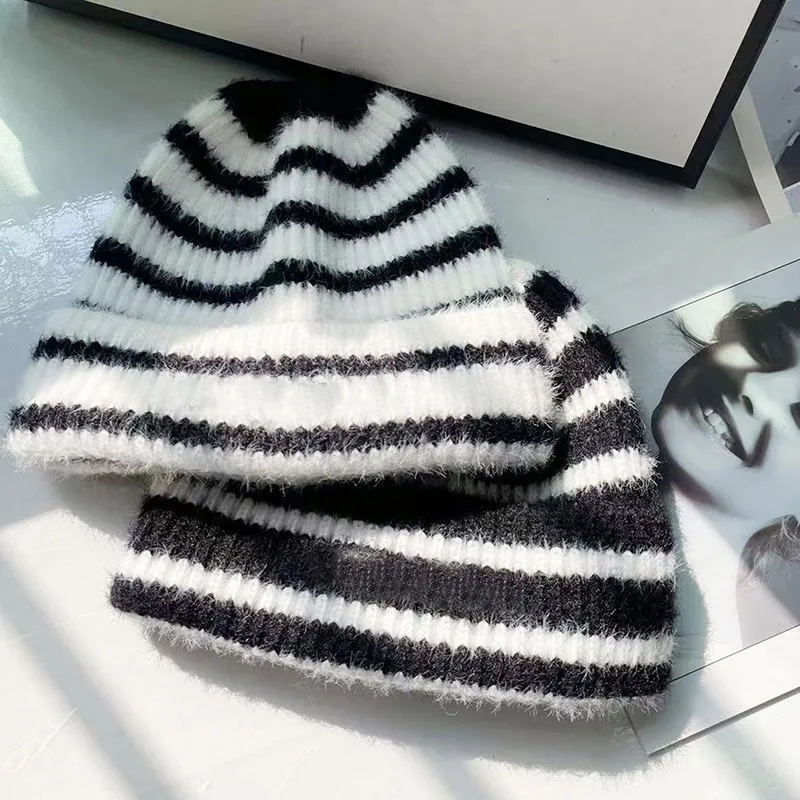 Lyx stickade hattar designers för kvinnor 2 färger svarta och vita ränder lockar lyxiga monterade utomhushåll varm tillbehör hatt c 22102007