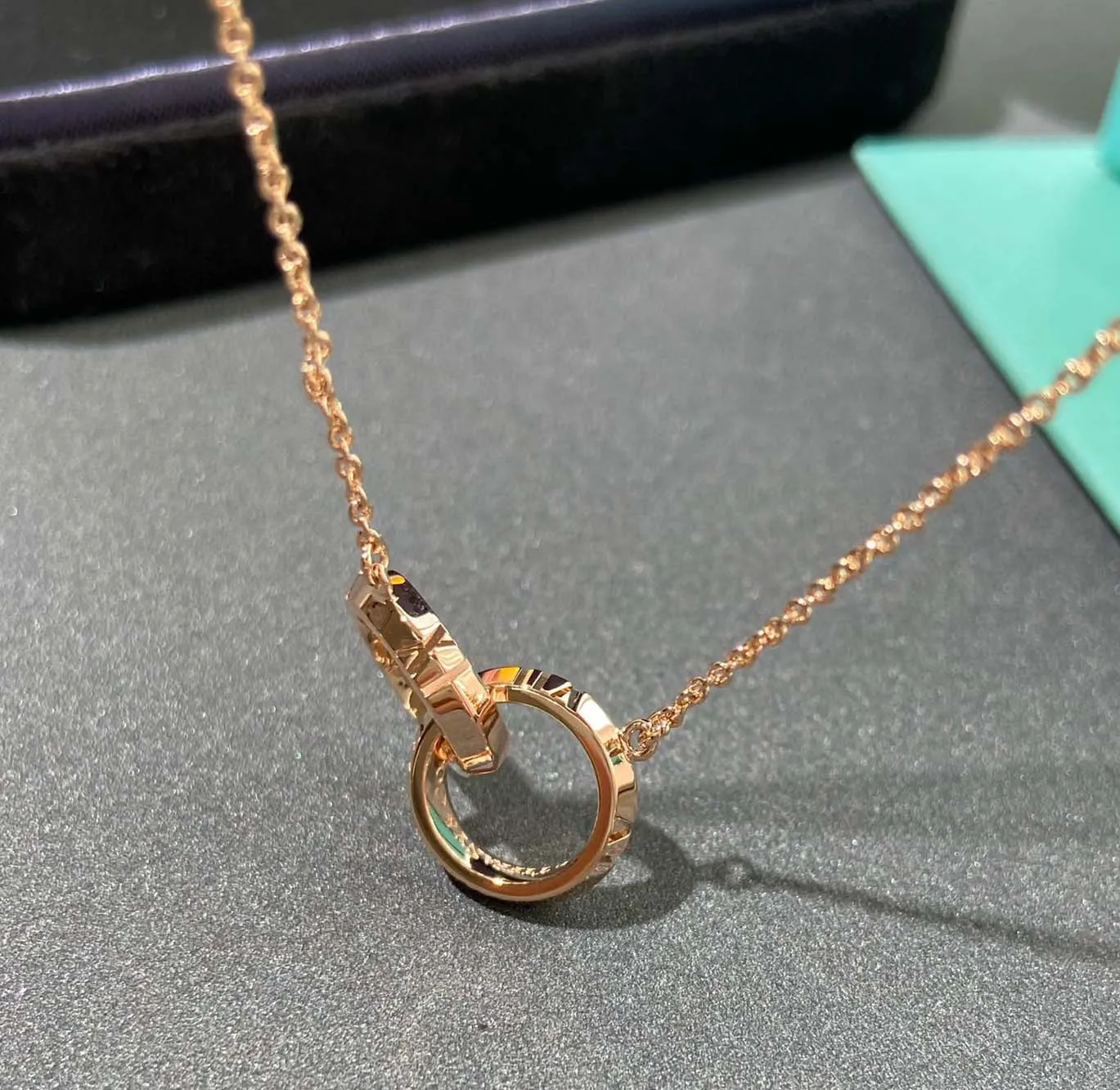 高級品質チャームペンダントネックレス2つのリングは18kのローズ 
