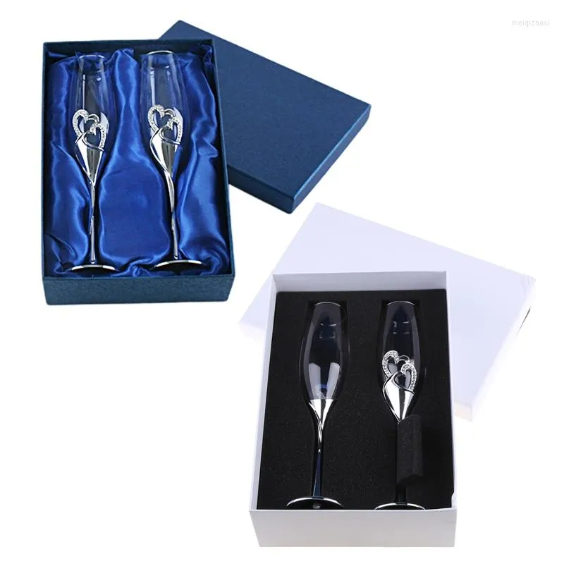 Copos de vinho no noivo e brindando de flautas artesanais de noivo Acessórios para o dia dos namorados (Gold Hearts Set of 2)