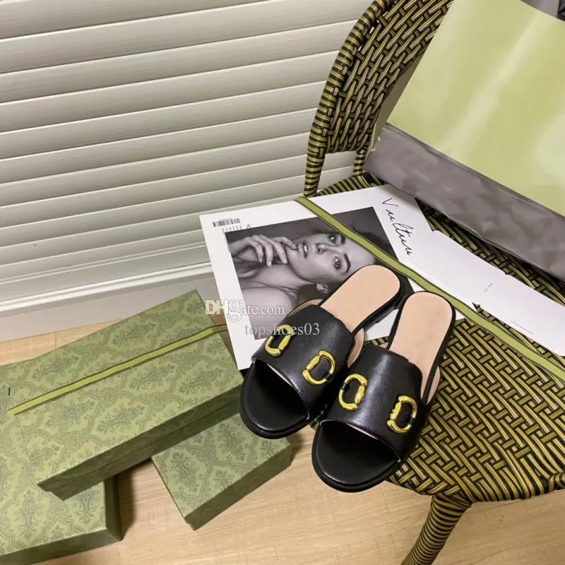 Terlik Yeni Tasarımcı Sandalet Kadın Metal Toka Muller Ayakkabı Klasik Yarım Terlik Lüks Marka Açık Mekan Ayakkabı Mektup Deri Flip Flops Seksi Altın Zincir Kapalı