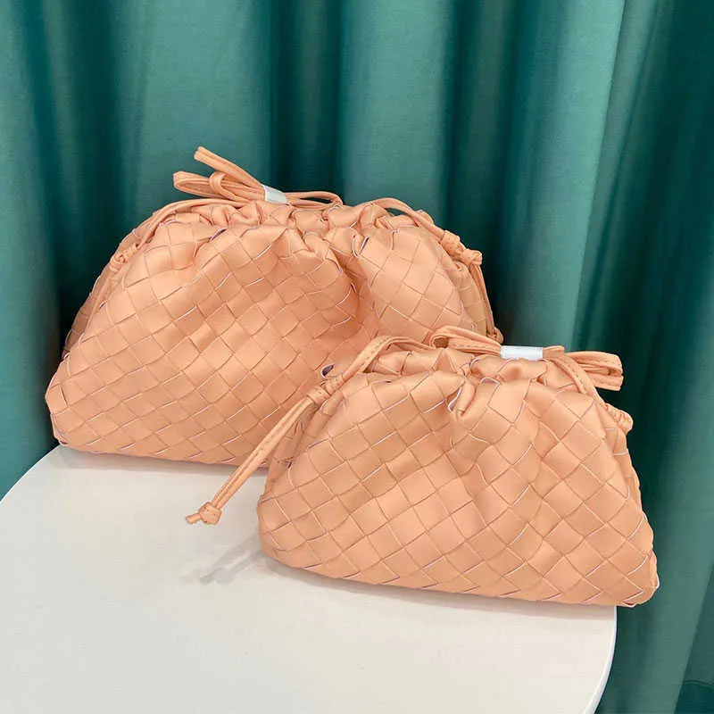 Kopplingar väver moln för kvinnor lyxiga handväskor dumpling form kohud mode crossbody justerbara tunna axelband klipp 221023