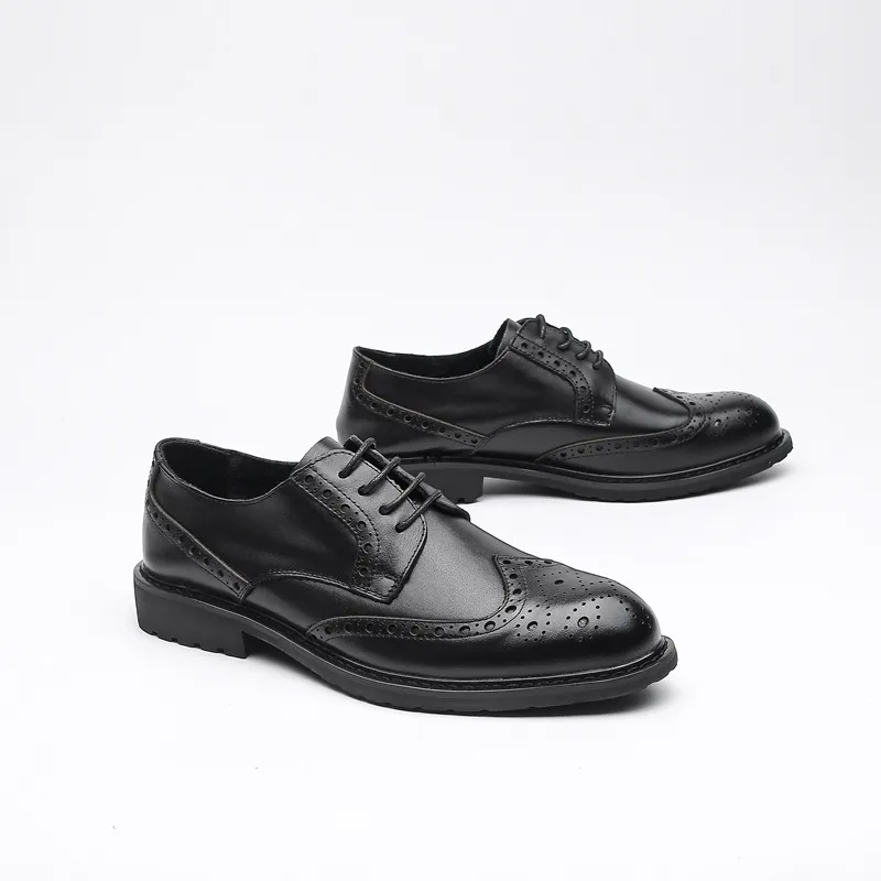 Sapatos de couro masculino 2023 nova camada superior bloqueio esculpido em preto vestido formal casual